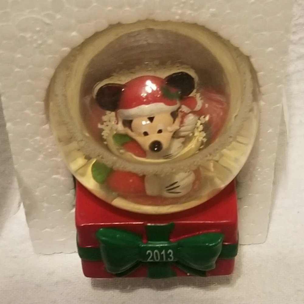 EUC 2013 Mickey Mouse snowglobe